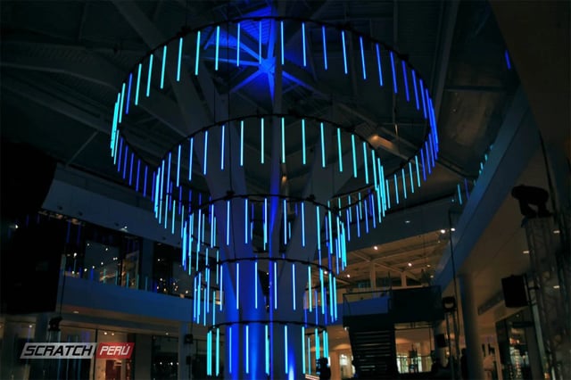 Cono gigante hecho con tubos led