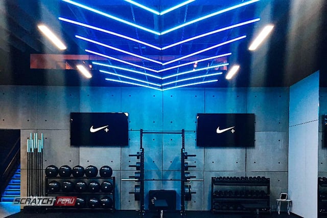 Gyn nike con tubos led en el techo