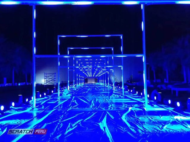 Pasarela de modelaje decorada con cuadros led tunel led