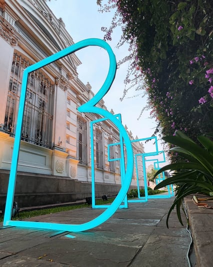 Túnel de letras hechas en luces led controladas desde madrix