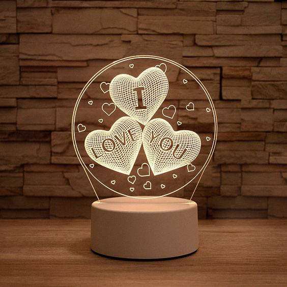 Centro de mesa personalizado fabricados con aclilico marcados en laser y luces led RGB, ideal para resaltar el eventos.