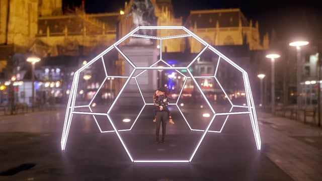 Balón de futbol gigante en neon led ideal para zonas de experiencias