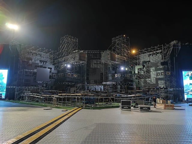 Personal profesional de electricidad instalando luces LED en el módulo cuadrado para ser controlado por Madrix, antes del concierto del 50 aniversario de Grupo 5.