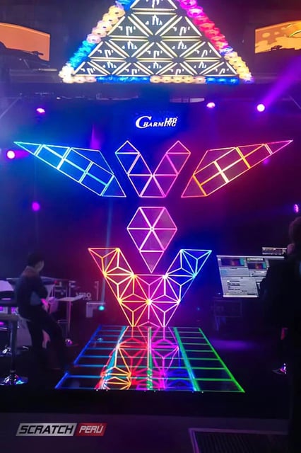 Pantallas triangulares para dj, que reproducen videos de manera online