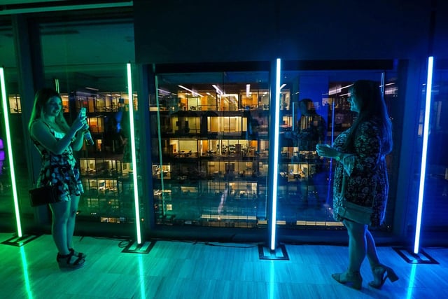 Tubos neon para creat formas y decorar eventos, controlados por computadora con madrix 5