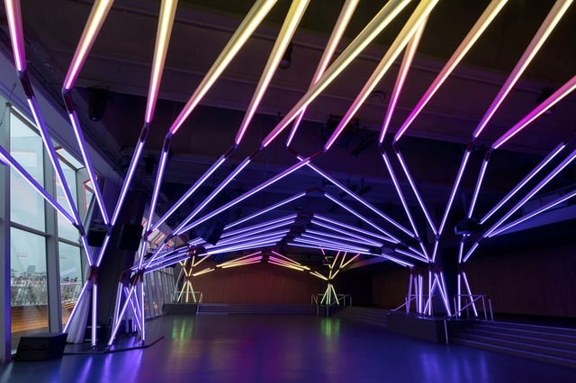 Estructura toldo con luces led color RGB controladas con madrix lighting 5