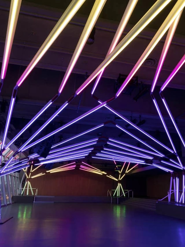 Estructura toldo con luces led color RGB controladas con madrix lighting 5