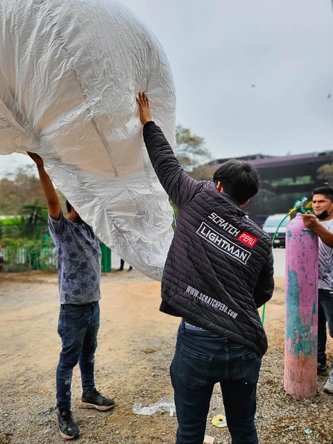 Llenado de globos con helio, llenado de globo luminoso con helio