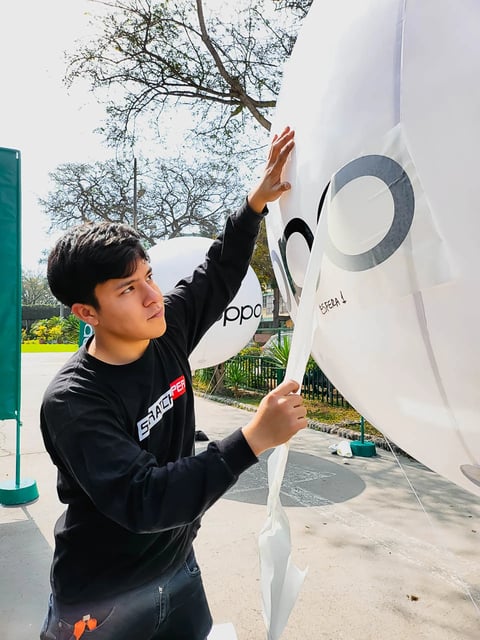 Brandeado de globos luminosos con logos y frases