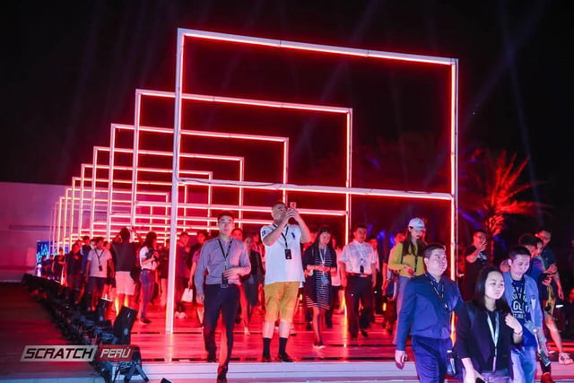 Pasarela de modelaje decorada con cuadros led tunel led