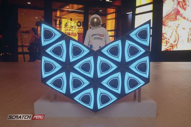 Pantallas triangulares para dj, que reproducen videos de manera online