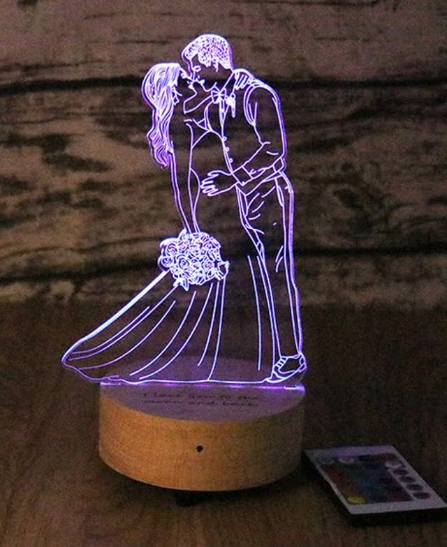 Centro de mesa personalizado fabricados con aclilico marcados en laser y luces led RGB, ideal para resaltar el eventos.