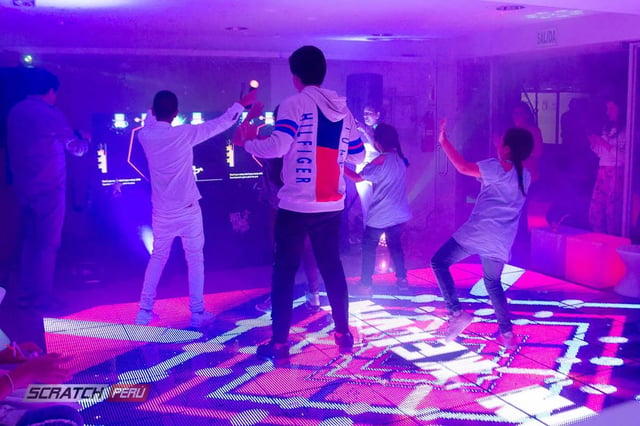 Chicoteca de niños con pista de baile video led