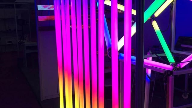 Tubos neon para creat formas y decorar eventos, controlados por computadora con madrix 5