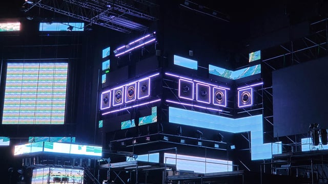 Escenario con todas las luces apagadas un día antes del evento del 50 aniversario de Grupo 5 en el Estadio San Marcos.