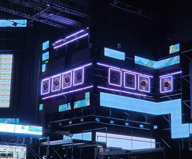 Escenario con todas las luces apagadas un día antes del evento del 50 aniversario de Grupo 5 en el Estadio San Marcos.