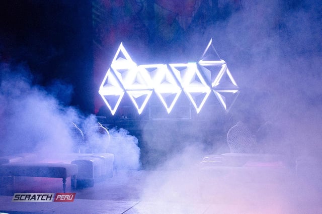 Pantallas triangulares para dj, que reproducen videos de manera online