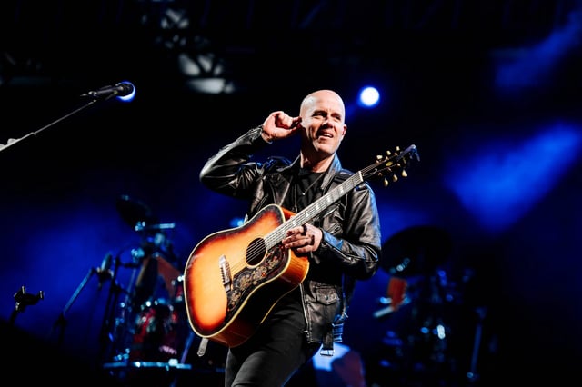 Gian marco tocando su gitarra