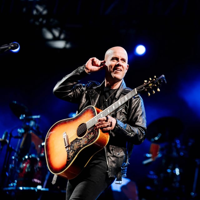 Gian marco tocando su gitarra