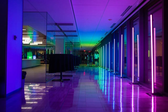 Tubos neon para creat formas y decorar eventos, controlados por computadora con madrix 5