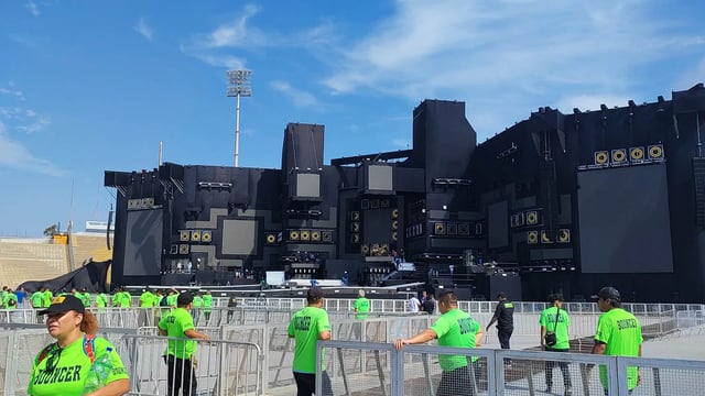 Módulos cuadrados delineados de píxeles LED controlados durante el montaje del escenario del concierto del 50 aniversario de Grupo 5.