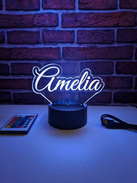 Centro de mesa personalizado fabricados con aclilico marcados en laser y luces led RGB, ideal para resaltar el eventos.