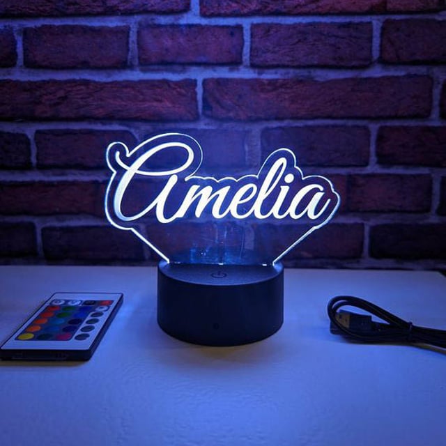 Centro de mesa personalizado fabricados con aclilico marcados en laser y luces led RGB, ideal para resaltar el eventos.