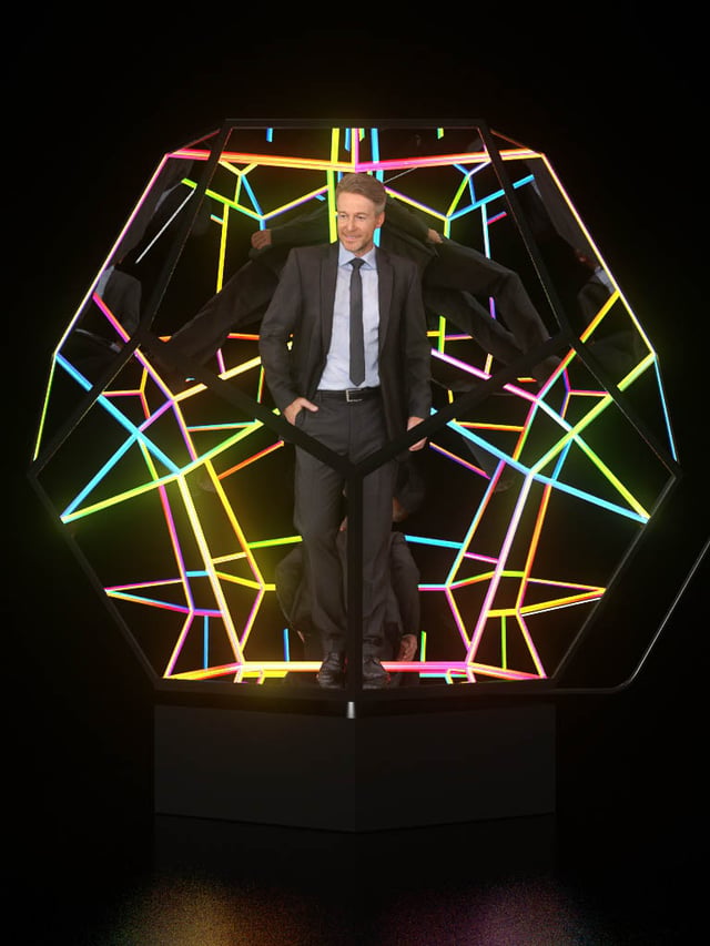 Imagen del Dodecaedro de dos metros de diámetro iluminado desde su interior con luces pixel led y sus 12 caras de cristal reflectivo, creando una sensación de profundidad infinita.