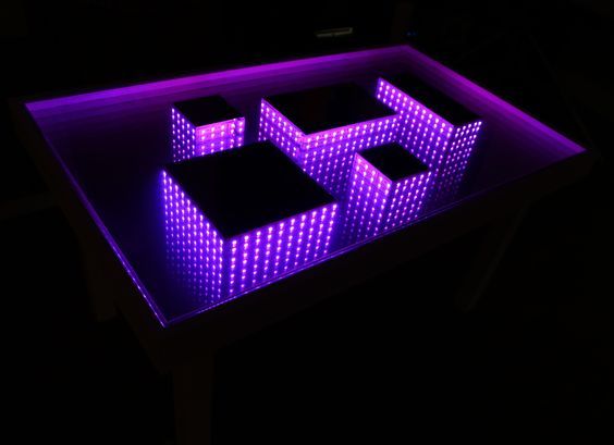 Centro de mesa personalizado fabricados con aclilico marcados en laser y luces led RGB, ideal para resaltar el eventos.