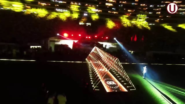 Vista lateral de un túnel triangular formado por tubos LED de 3 metros de altura, que cambian de color y brillo según el ritmo de la música, controlados por el software Madrix 5
