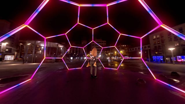 Esfera hexagonal neon led RGB controlada con madrix, ideal para zona de experiencias