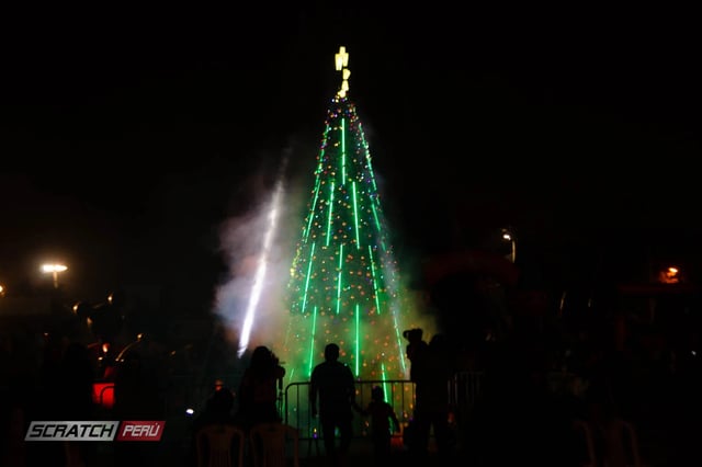 Arbol de navidad para apertura de navidad mi banco, decorado con tubos led pixel