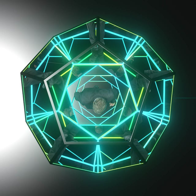 Imagen del Dodecaedro de dos metros de diámetro iluminado desde su interior con luces pixel led y sus 12 caras de cristal reflectivo, creando una sensación de profundidad infinita.