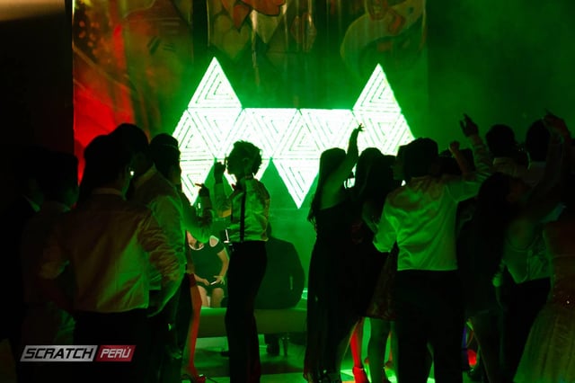 Pantallas triangulares para dj, que reproducen videos de manera online