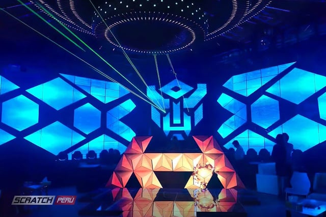 Pantallas triangulares para dj, que reproducen videos de manera online