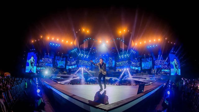 Christian Yaipen cantando en el 50 aniversario de Grupo 5, una noche inolvidable en el Estadio San Marcos.