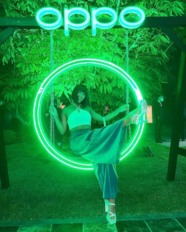Columpio neon led rgb como zona de experiencia en lanzamiento oficial de oppo perú