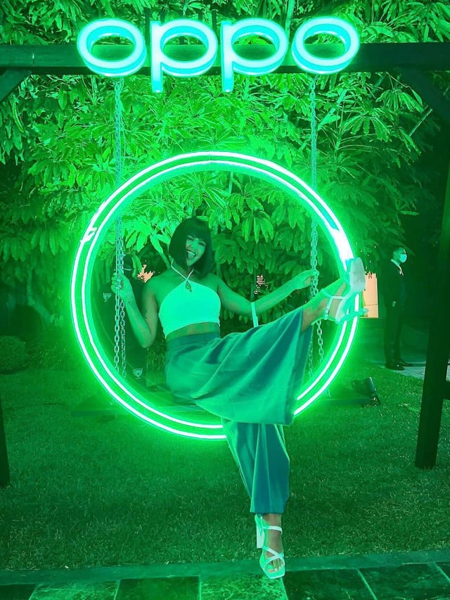 Columpio neon led rgb como zona de experiencia en lanzamiento oficial de oppo perú
