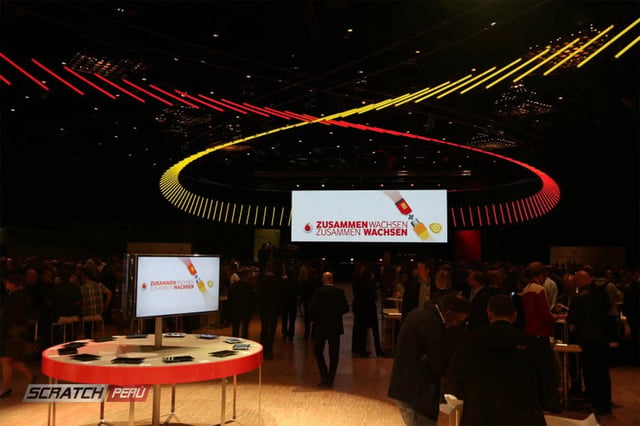 Decoracion de techo con tubos led para stand comercial de expo dell