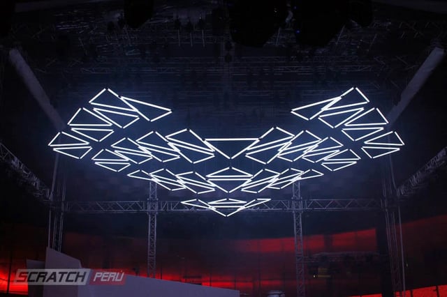 Kinetic lights, luces cineticas para decoracion del techo con triangulos de tubos neon led RGB
