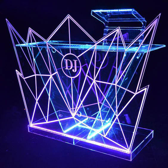 Centro de mesa personalizado fabricados con aclilico marcados en laser y luces led RGB, ideal para resaltar el eventos.