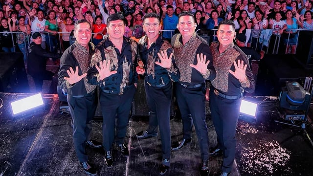 Integrantes de Grupo 5 haciéndose foto con sus fanáticos en el Estadio San Marcos durante el concierto de su 50 aniversario.