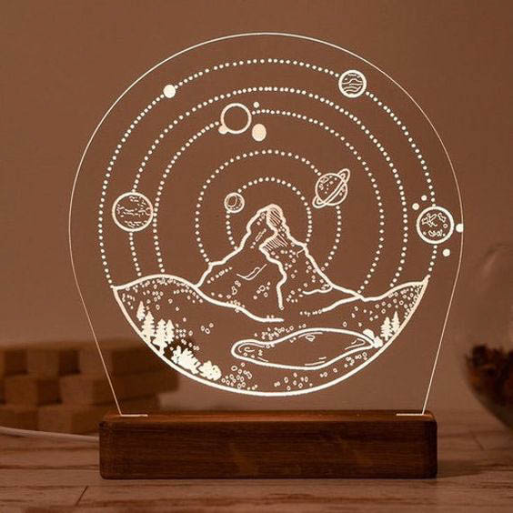 Centro de mesa personalizado fabricados con aclilico marcados en laser y luces led RGB, ideal para resaltar el eventos.