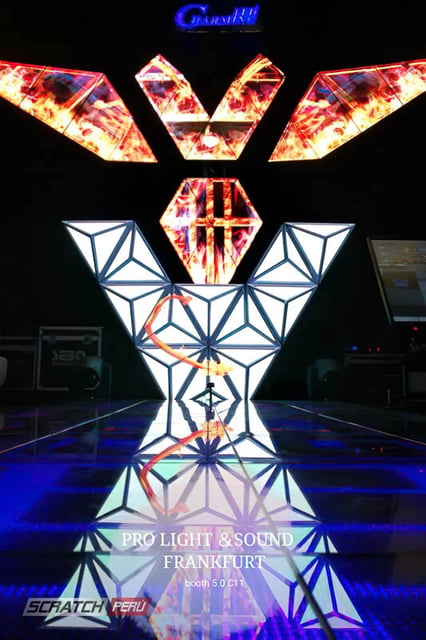 Pantallas triangulares para dj, que reproducen videos de manera online