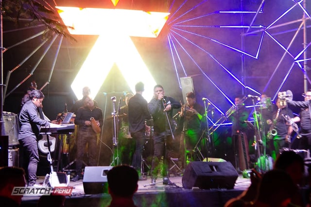 Pantallas triangulares para dj, que reproducen videos de manera online
