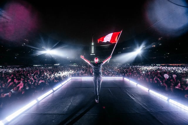 Gian Marco con la bandera del peru en su concierto