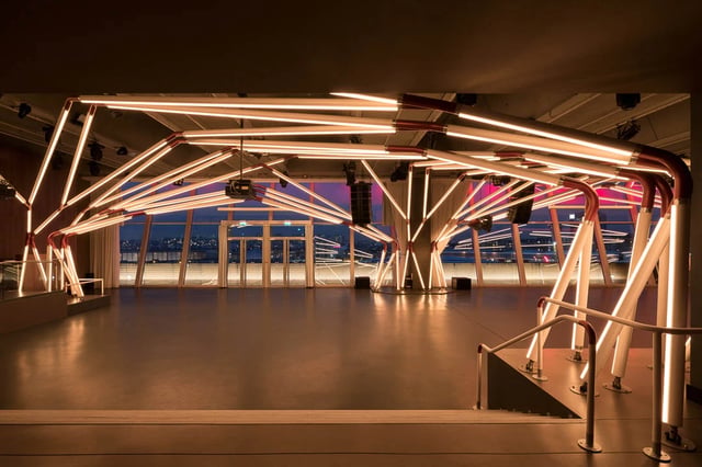 Estructura toldo con luces led color amarillo RGB controladas con madrix lighting 5