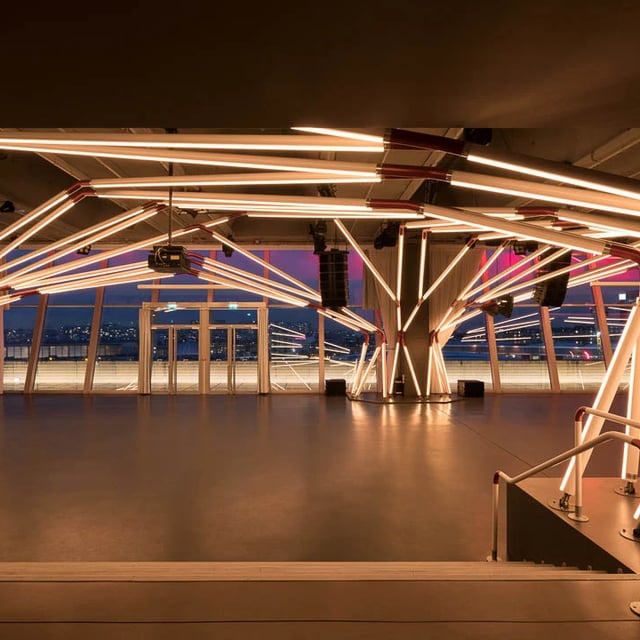 Estructura toldo con luces led color amarillo RGB controladas con madrix lighting 5
