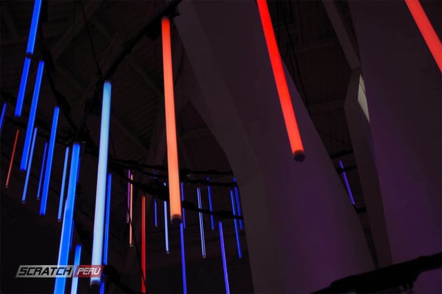 Cono gigante hecho con tubos led