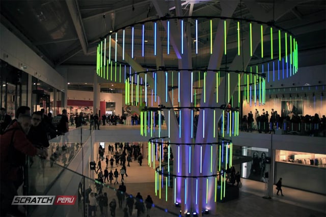 Cono gigante hecho con tubos led
